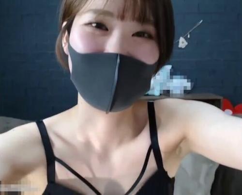 「クリここw見られると濡れる…舐められるの好き…挿れたくなってきた…」セクシードマゾ美女！ライブチャット