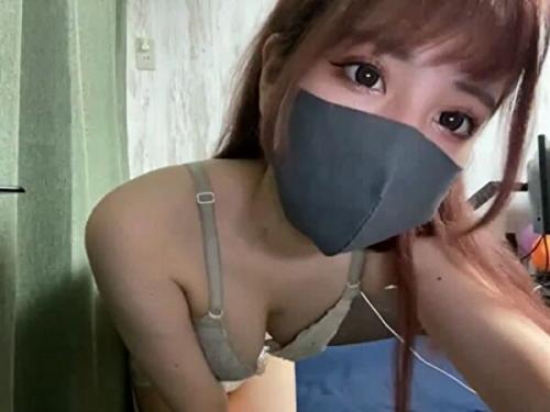 「脱いじゃったw半ケツwエッチしたいです！」ノリノリ痴女！ライブチャット