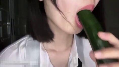 「チュポチュポ！ペロペロ…うぅん…」エロい舌使いセクシーな口元した美女が激しいフェラ・手コキ配信！ライブチャット