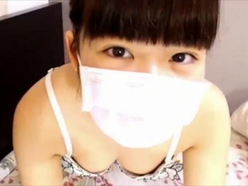 「強にして？あっあっ！出ちゃう出ちゃう！いやぁぁぁ！」ツルツルパイパンドマゾ美少女が絶頂【無修正ライブチャット】