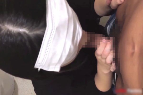 露出フェラ調教☆ウブなパパ活素人娘を公◯施設のトイレに連込み、手コキフェラをさせてスマホで撮影。勢いよく大量の精子が飛び出し女の子ビックリ！｜禁断のスマホエロ配信